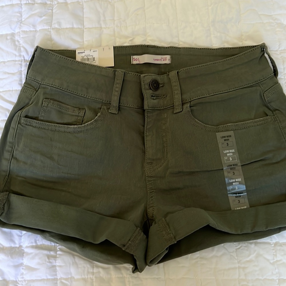 NWT Shorts in army green in size 3